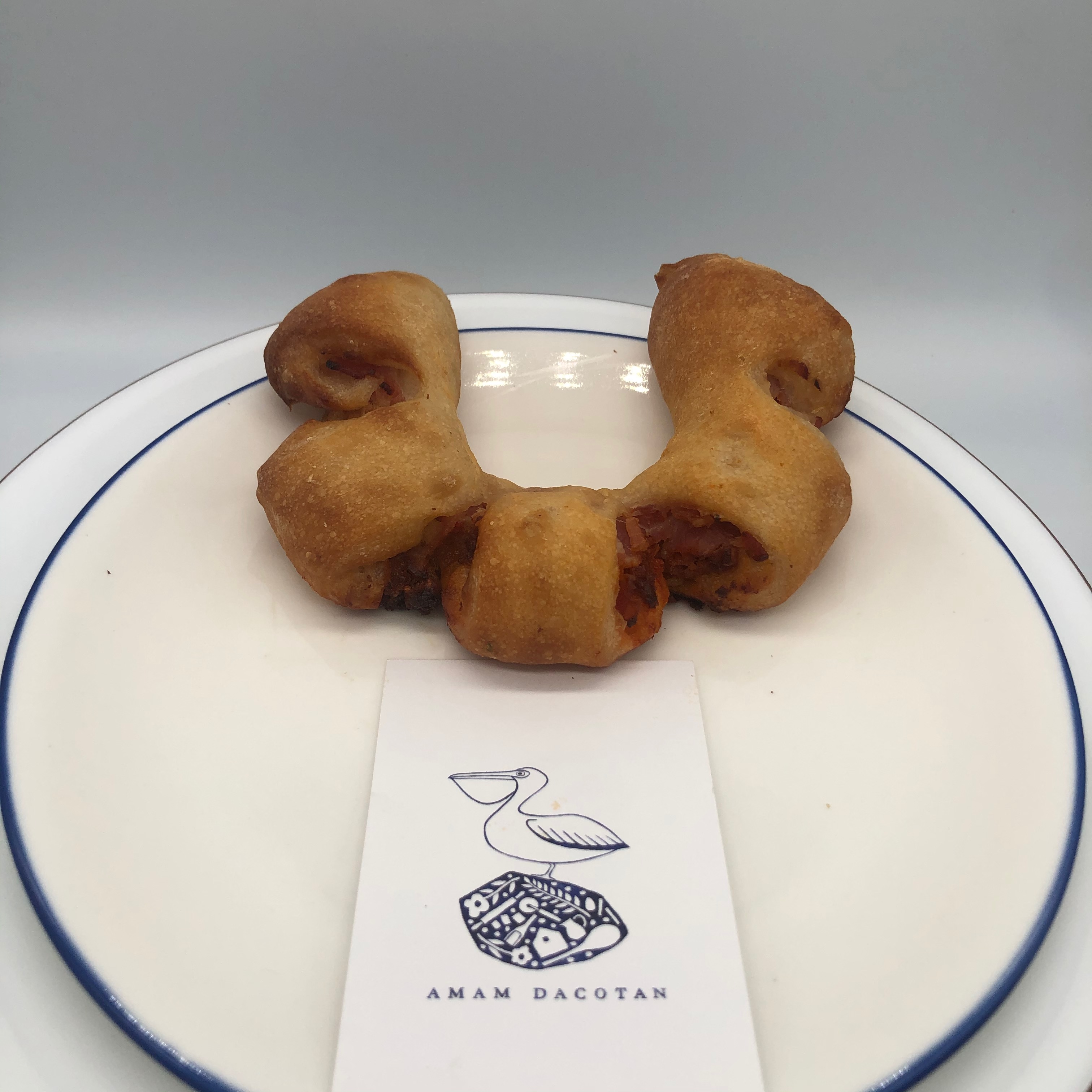 ン ドゥイヤとベーコンのピリ辛ロールパン