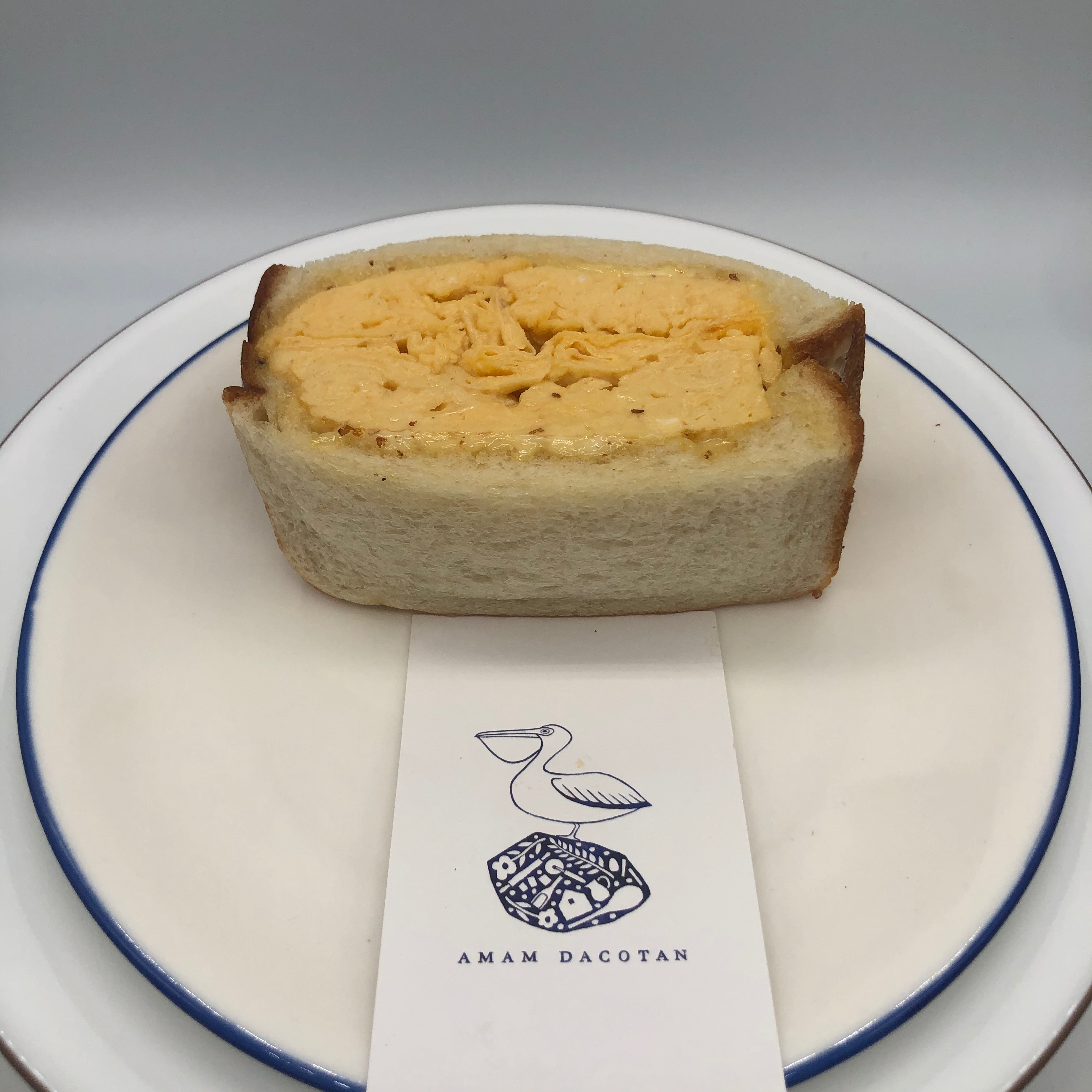 厚焼きオムレツのサンドイッチ