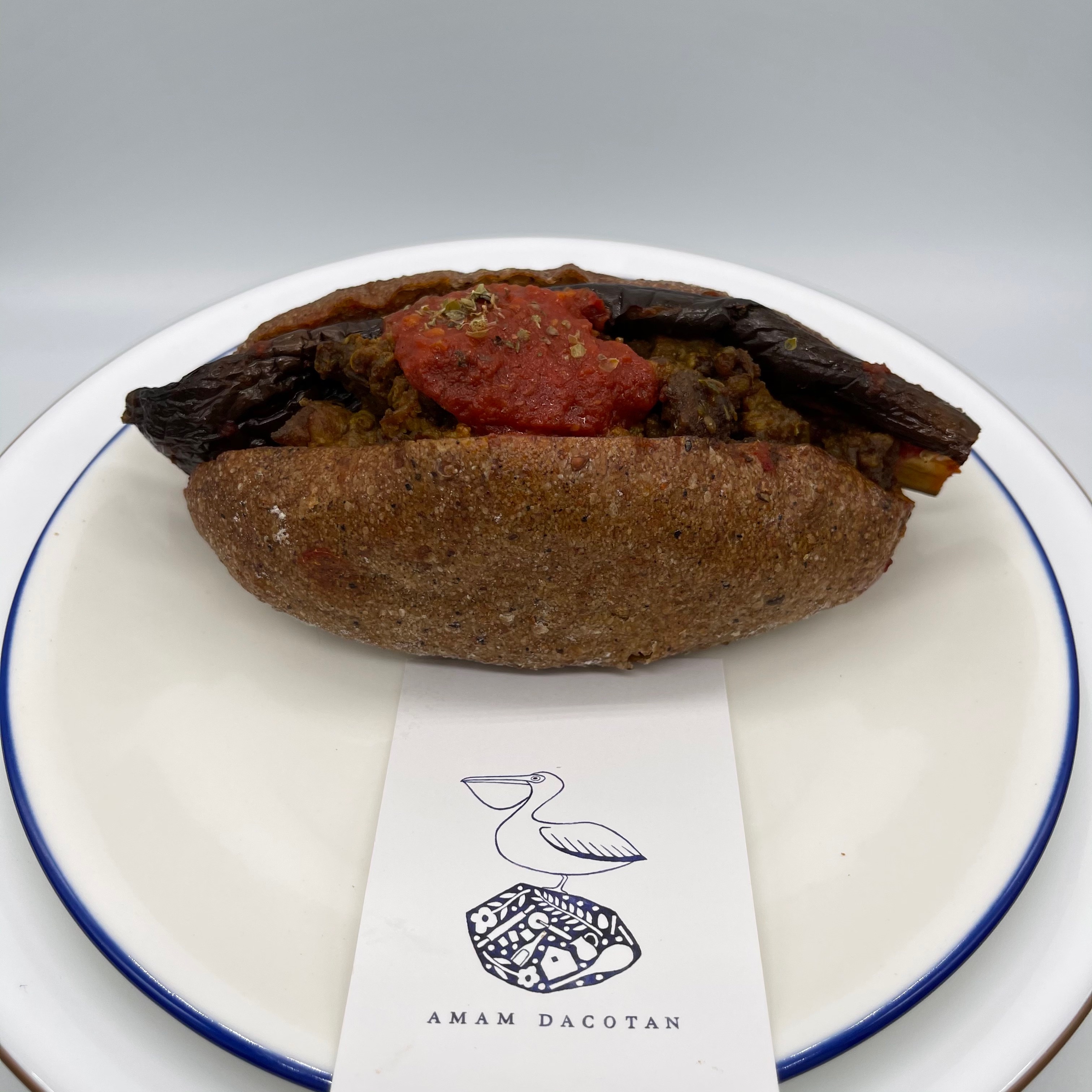 アマムダコタンの粗挽きキーマカレー ナスのアラビアータドッグ