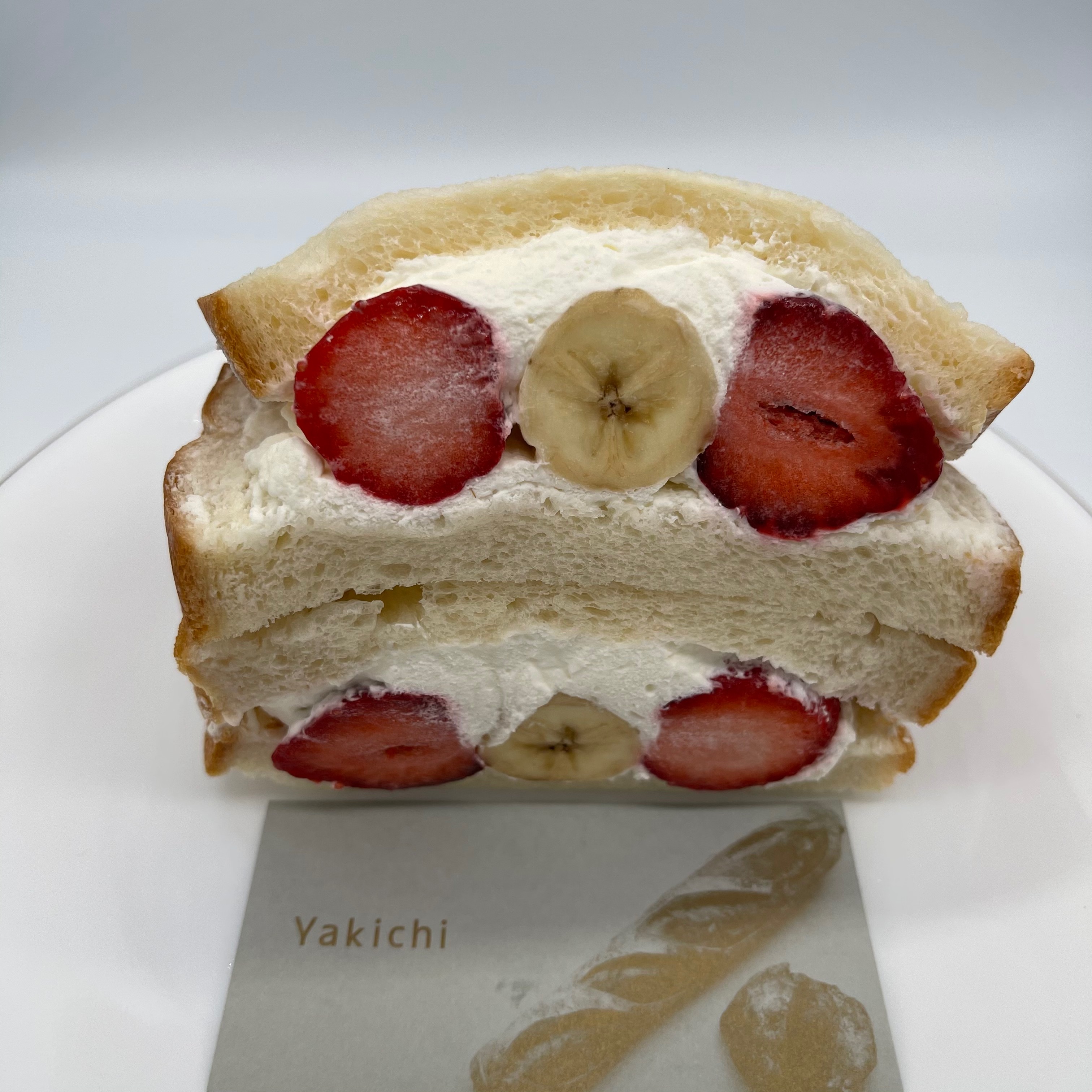 Yakichiのいちごとバナナのフルーツサンド